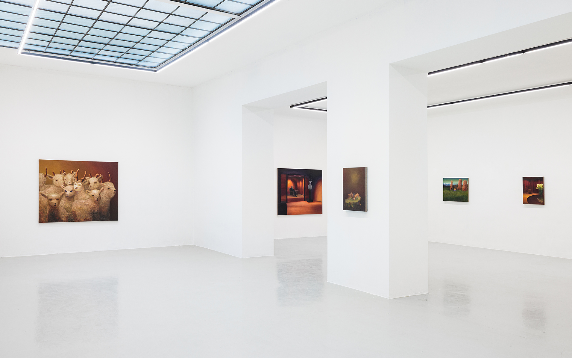 Kunstgalerie mit weißen Wänden und Lichtkuppel; links Gemälde einer Ziegenherde; weitere Gemälde an den Wänden im Hintergrund.